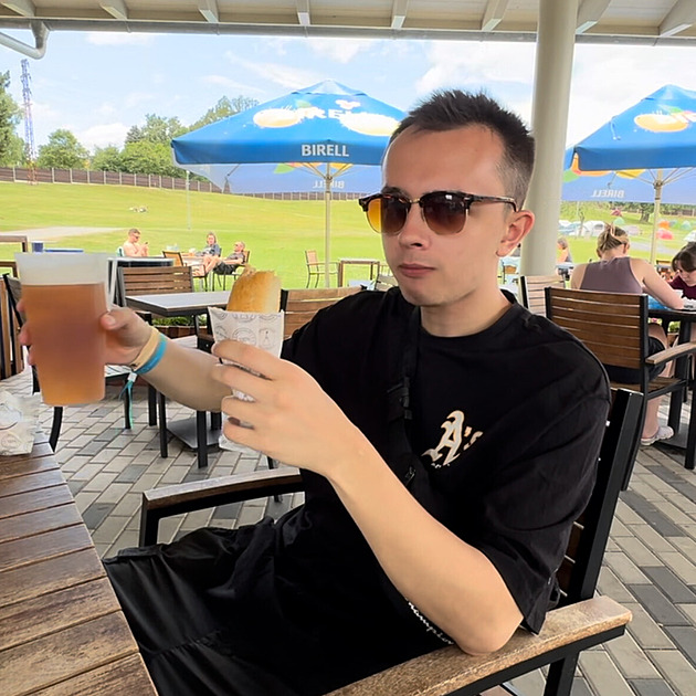 Jak se žije ve stanovém městečku na KVIFF? Na baru vám udělají i snídani, ušetříte tisíce