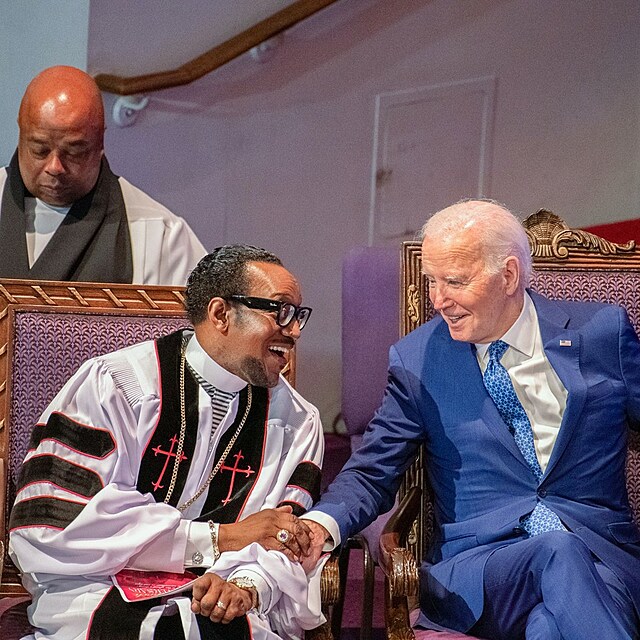 Joe Biden v �erno�sk�m kostele.