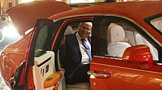 Miloslava Ludvíka pivezl i odvezl uxusní Rolls-Royce.