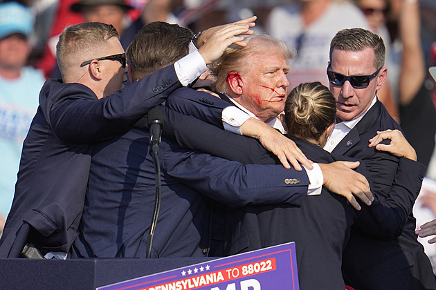 Z atentátu na Trumpa se stal trend. Rapoval o něm 50 Cent, vyrábí se trička s jeho obličejem od krve