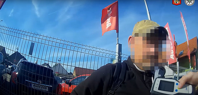 Jménem zákona to přijímám a foukám! Na sítích se šíří vtipná interakce opilého muže s policistou