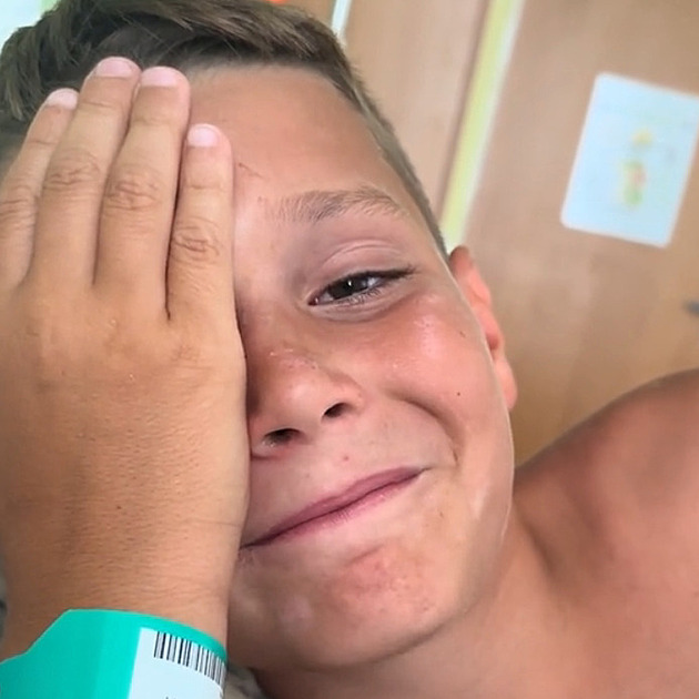 Chlapec, kterému se zasekl háček do oka, je v pořádku. Musí ale nosit ochranné brýle, děkuje lidem na TikToku