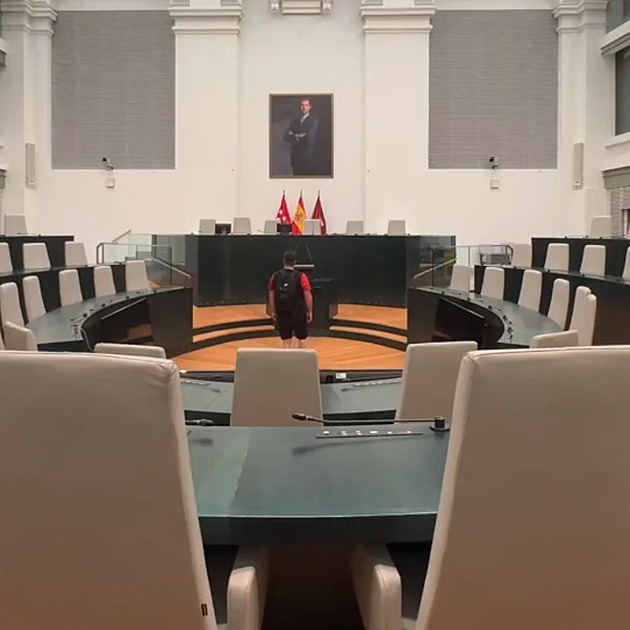 Tiktoker tvrdí, že se ocitl v roce 2027. Cestuje po rušných městech, nikde ale nejsou lidé