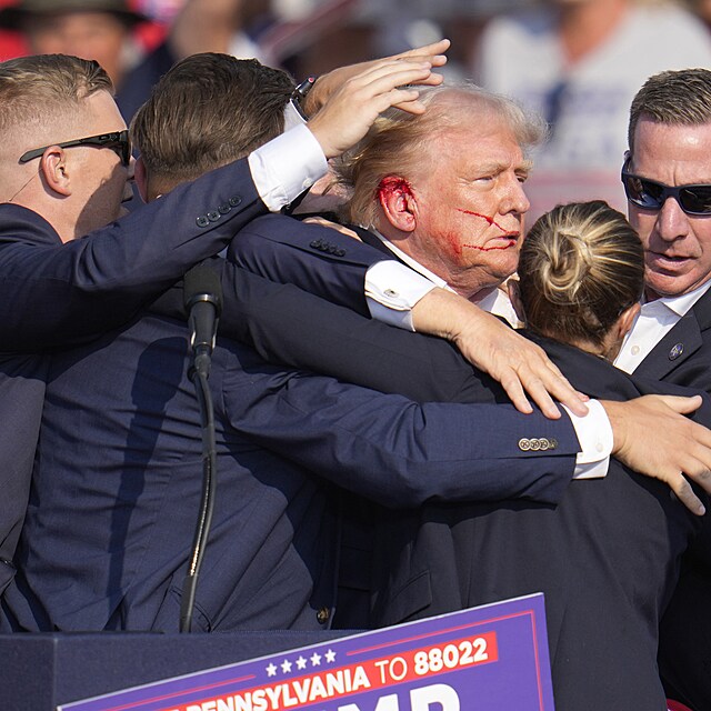 Donald Trump se sna zstat na nohou, obklopen agenty, kte ho rychle...