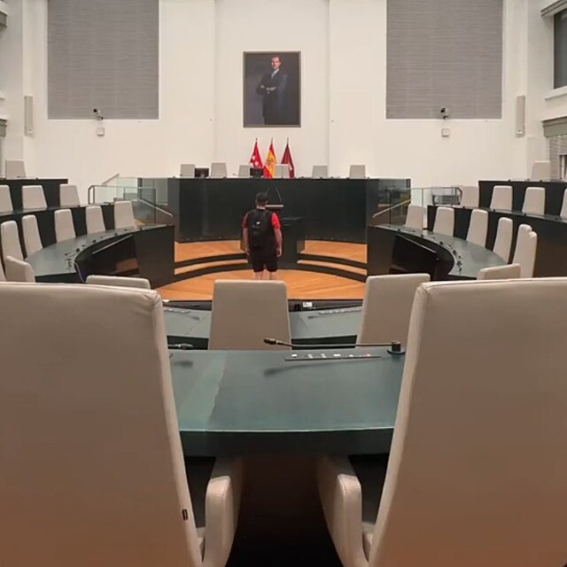 Tiktoker tvrd, e se ocitl v roce 2027. Cestuje po runch mstech, nikde ale...