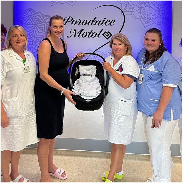 Ji�� Van�k si odvezl Petru Kvitovou i syna Petra z porodnice. V Motole m�li tu...