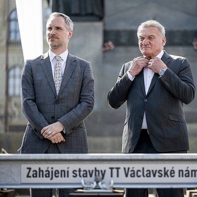 Zdenk Hib a primtor Bohuslav Svoboda na zahjen vstavby tramvajov trati na Vclavskm nmst.