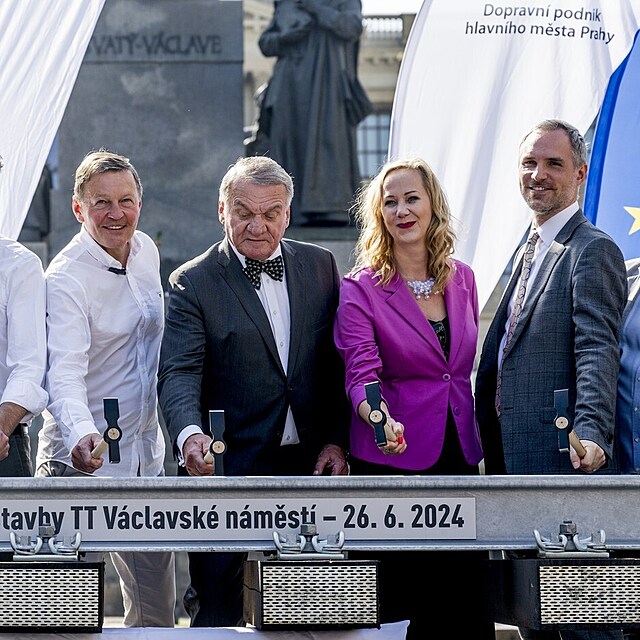 Zdenk Hib a primtor Bohuslav Svoboda na zahjen vstavby tramvajov trati na Vclavskm nmst.