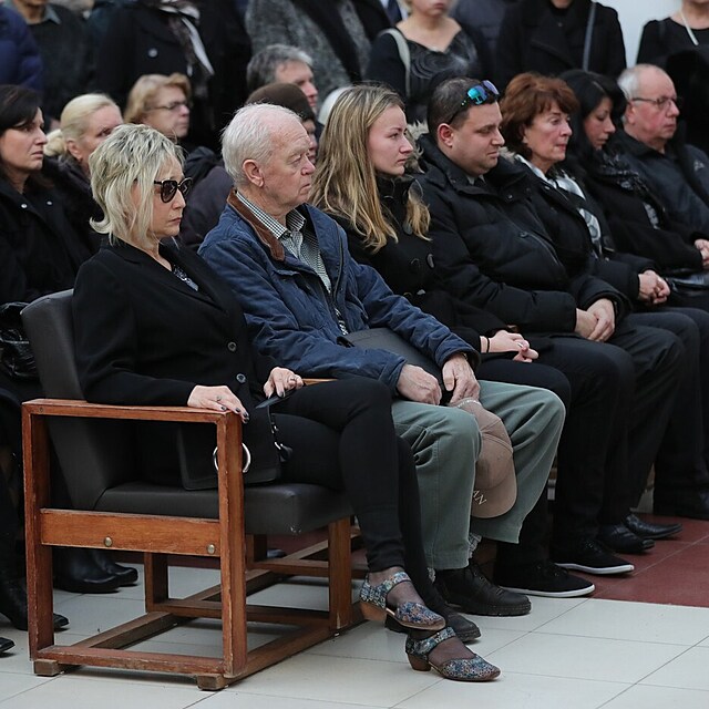 Barbora Krejkov sedla na pohbu Jany Novotn v prvn ad.
