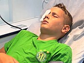 Chlapec si zasekl rybá�ský há�ek do oka. Lidé mu na TikToku vyjad�ují podporu,...