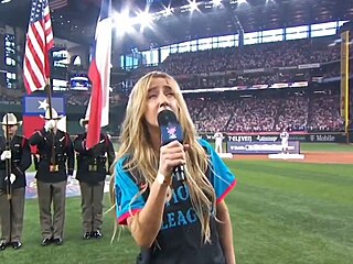 Zpvaka Ingrid Andress pokazila americkou hymnu
