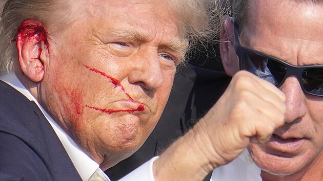 Krvav Donald Trump zved pst na znamen, e je v podku, zatmco je obklopen agenty tajn sluby po pokusu o atentt na mtinku v Pensylvnii.