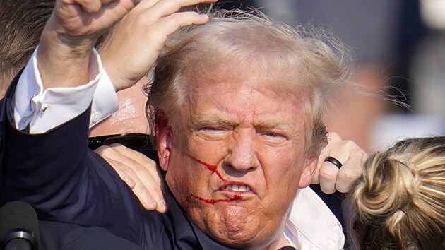 Bval prezident Donald Trump s krvavou tv a zrannm na pravm uchu po toku na mtinku.