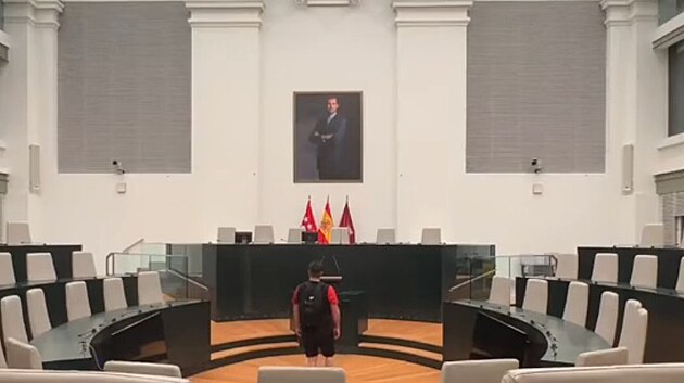 Tiktoker tvrd, e se ocitl v roce 2027. Cestuje po runch mstech, nikde ale nejsou lid