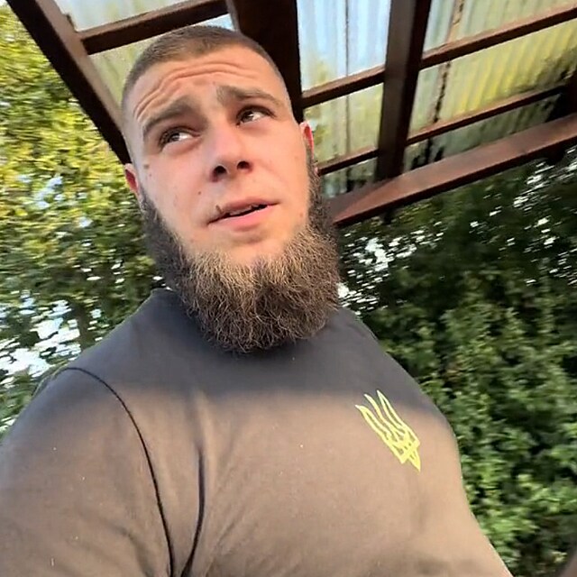 Tiktoker vypadl pi plnn challenge na streamu z okna. ivot mu zachrnil...