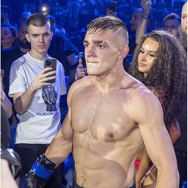 Ond�ej Hutn�k ze sv�ho Spejbl Gymu vyhodil Tade�e R��i�ku po dal��m skand�lu v podob� napaden�. Mawar se do n�j op�el.