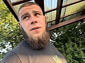 Tiktoker vypadl p�i pln�ní challenge na streamu z okna. �ivot mu zachránil...