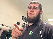 Tiktoker vypadl p�i pln�ní challenge na streamu z okna. �ivot mu zachránil...