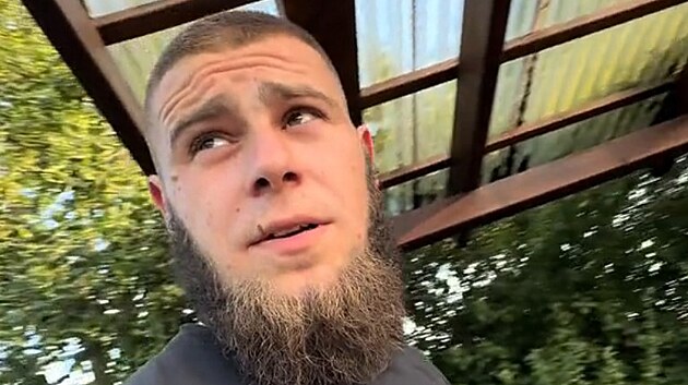 Tiktoker vypadl pi plnn challenge na streamu z okna. ivot mu zachrnil dopad do kee