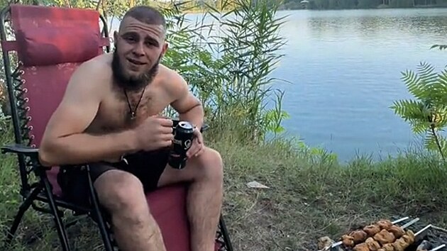 Tiktoker vypadl pi plnn challenge na streamu z okna. ivot mu zachrnil dopad do kee