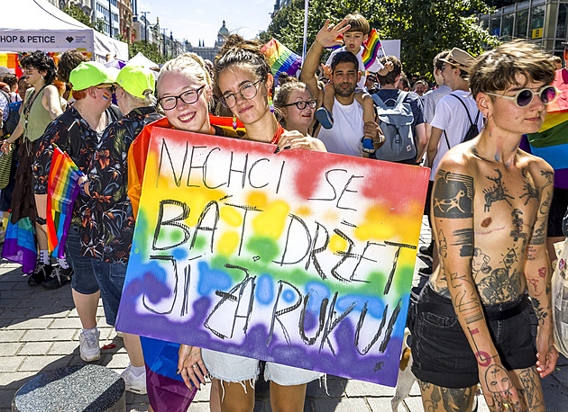 Reportáž z Prague Pridu: Nečumte na nás z mostu, nejsme zvířata v ZOO!