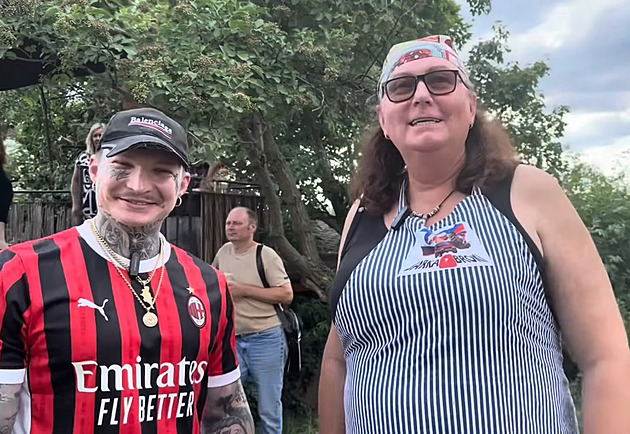 Kritizovaný tiktoker pokračuje v tvorbě na YouTube. Jarka Broki mu ve videu ukázala zadek