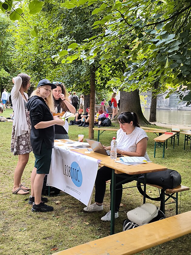 V Pride Village na Steleckm ostrov to ije. Debatuje se zde i o queer...