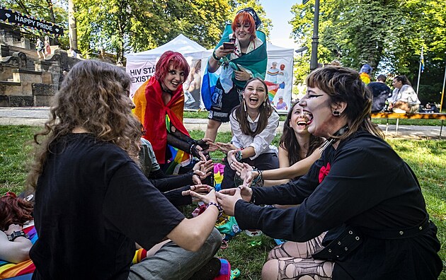 V Pride Village na Steleckm ostrov to ije. Debatuje se zde i o queer...