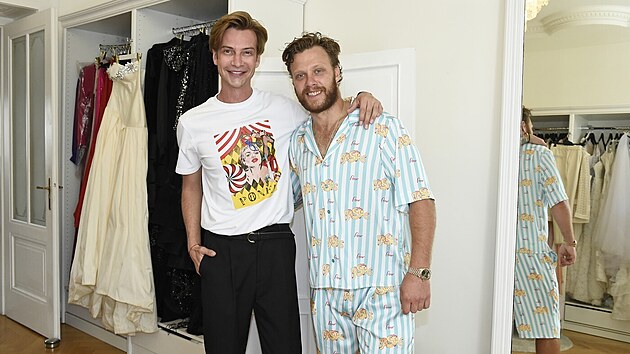 David Pastrk se setkv s Jakubem Ponerem, kter navrhoval svatebn outfity pro nj i pro Rebeccu.