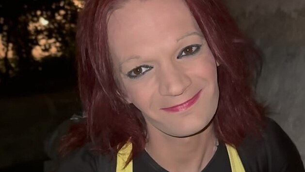 Mu, kter si k Tereza, si vydlv prostituc. Nkte lid Terezu urej, jin ji lituj