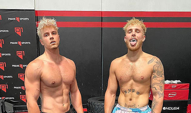 Na YouTube ho sleduje víc lidí, než má celá Česká republika. Jake Paul je teď v Praze