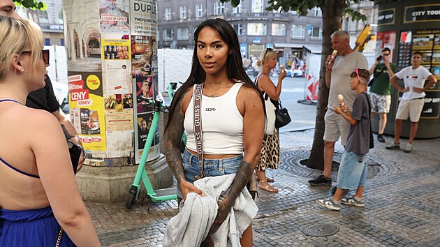 Angie Mangombe p�ed B4 The Clash