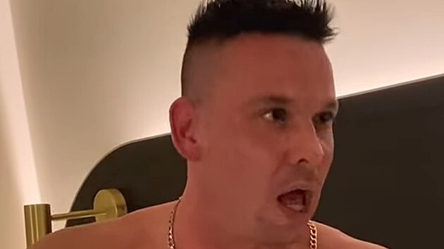 Snejks hls svj nvrat na sociln st. Propaguje hazard a podle lid je zvisl na drogch