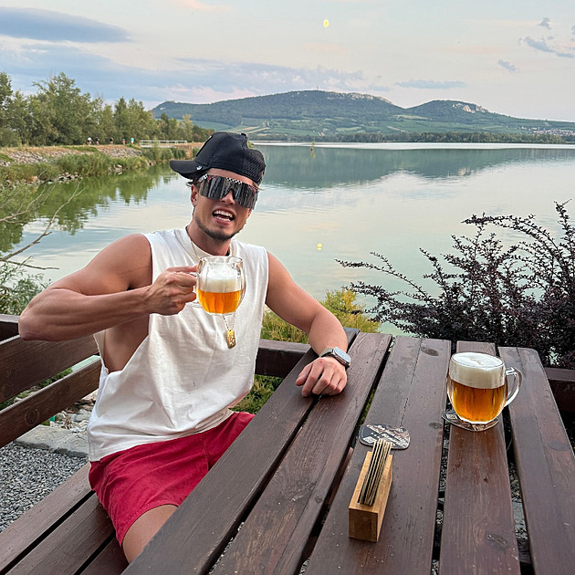 Mariánek se k odjezdu z Česka nemá. Odůvodňuje to setkáváním s fanoušky, podle lidí má problémy s vízem