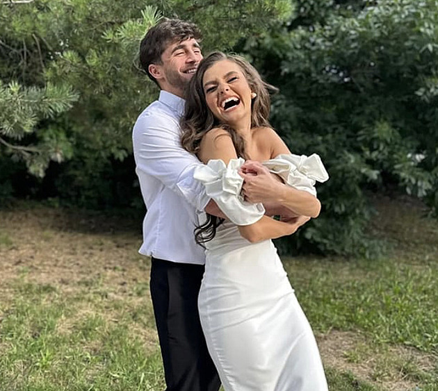 Julie z Růže pro nevěstu si nedá říct. Po falešné svatbě jsou tu gratulace k zásnubám, i když nemá partnera
