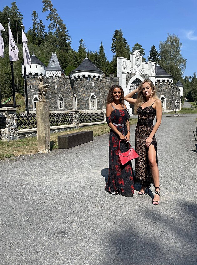Carrie Kirsten a Nikol Treterov na Hrad Kunzov