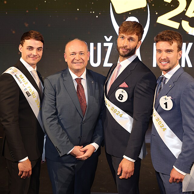 Zleva: 2. msto Petr Hantych, prezident soute David Novotn, Mu roku Jakub Mdl, 3. msto David Vencl