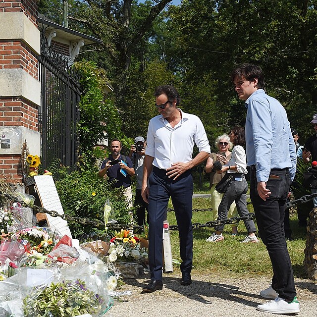 Synov Alaina Delona Anthony Delon a Alain-Fabien Delon si prohlej nanosen kvtiny