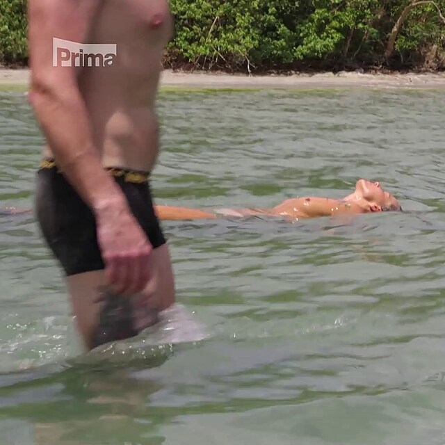 Jej� rozhodnut� plavat naho�e bez rozhodn� nez�stalo bez pov�imnut� a zp�sobilo po��dn� pozdvi�en� nejen mezi ostatn�mi sout��c�mi.