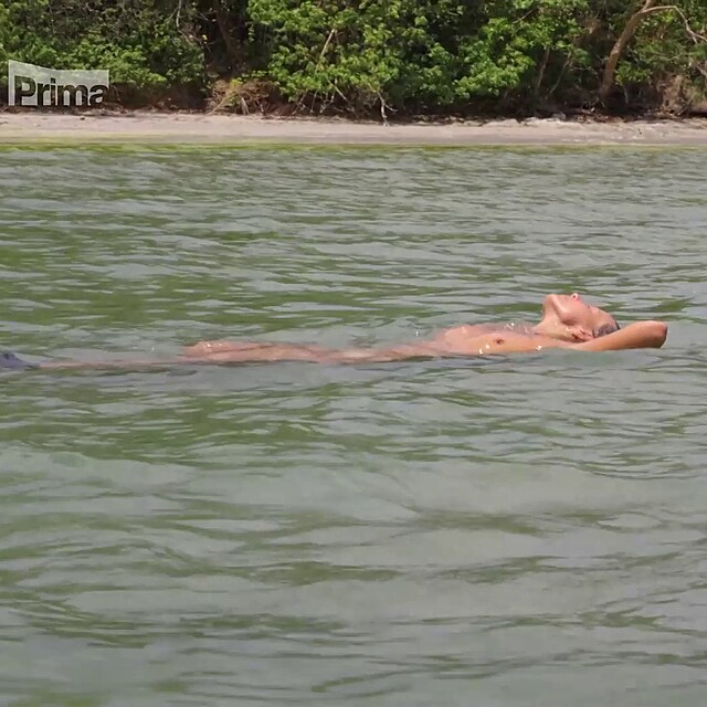 Jej� rozhodnut� plavat naho�e bez rozhodn� nez�stalo bez pov�imnut� a zp�sobilo po��dn� pozdvi�en� nejen mezi ostatn�mi sout��c�mi.