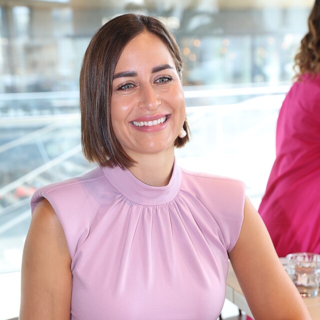 Tiskov� konference P��b�hy siln�ch �en s Alex Myn��ovou.