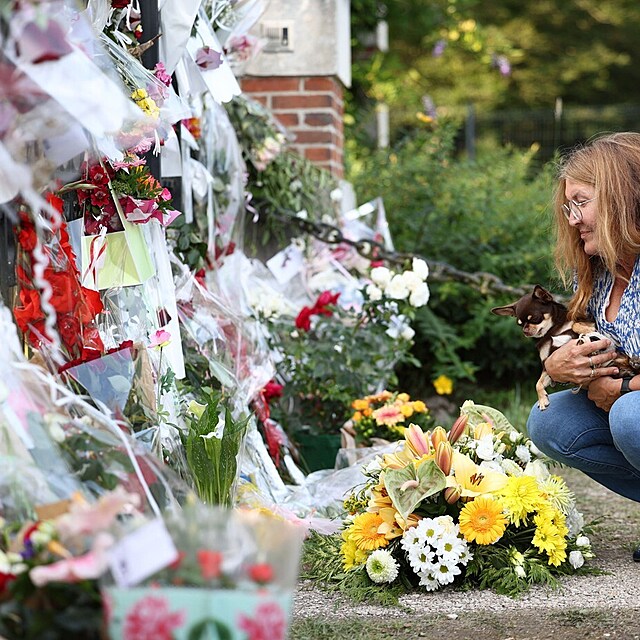 Fanou�ci herce Alaina Delona pokl�daj� p�ed jeho s�dlo kv�tiny