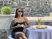 Angie Mangombe na luxusním Hrad� Kunzov.