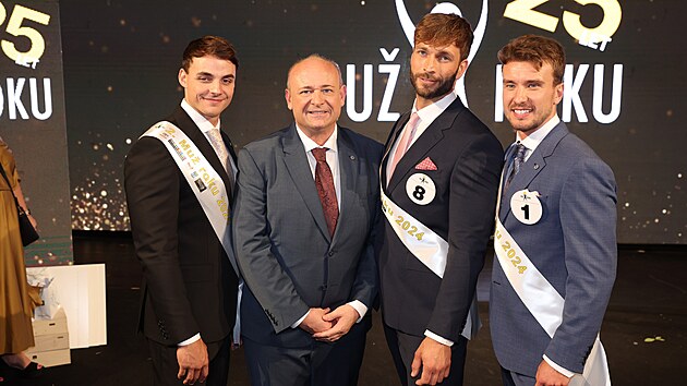 Zleva: 2. místo Petr Hantych, prezident sout�e David Novotný, Mu� roku Jakub...