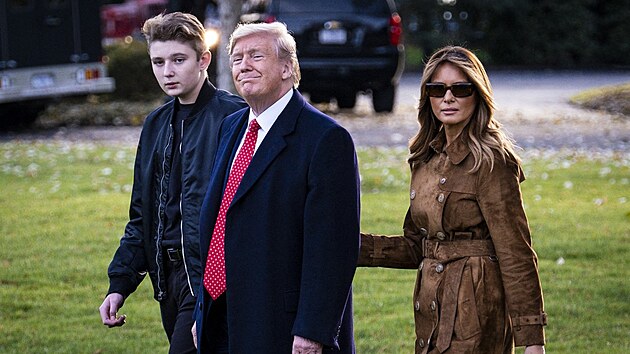 Krsu zddil po matce, vku po otci. V osmncti letech m Barron Trump ctyhodn dva metry a est centimetr.