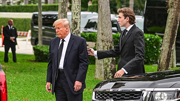 Krsu zddil po matce, vku po otci. V osmncti letech m Barron Trump ctyhodn dva metry a est centimetr.