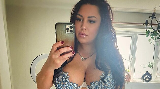 OnlyFans tvrkyn Rara Curves