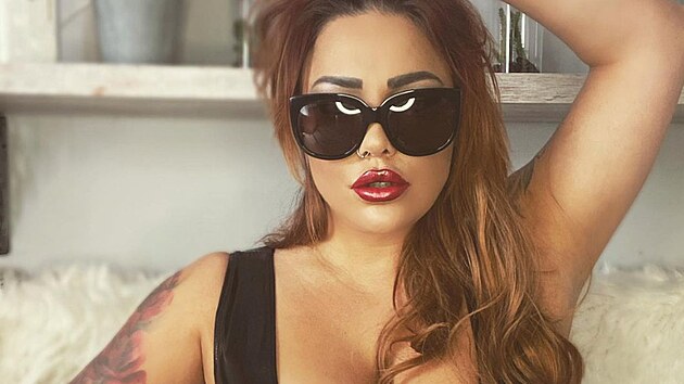 OnlyFans tvrkyn Rara Curves