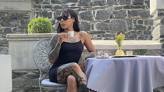 Angie Mangombe na luxusn�m Hrad� Kunzov.