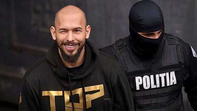 Andrew Tate d o nvrat do domcho vzen. Jeho luxusn vilu zatm prohledv policie